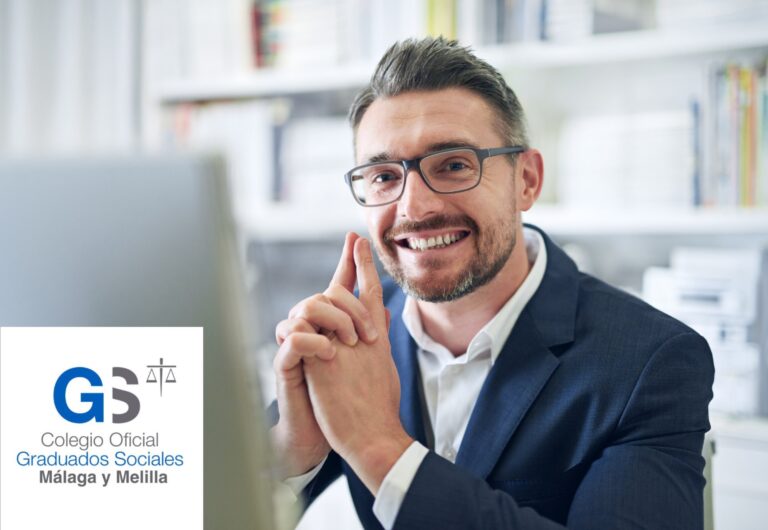Un hombre sonriente con traje y gafas está sentado en la mesa de un despacho. El logotipo del Colegio Oficial Graduados Sociales Málaga y Melilla aparece en la esquina inferior izquierda de la imagen.